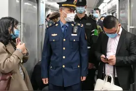 上海地铁禁手机外放首日！乘客使出“眼神大法”劝退噪音！发现外放你会劝阻吗？图片