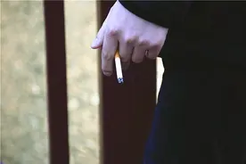 长期抽烟但坚持喝茶的人，身体会怎么样？是会变好还是会变差？图片