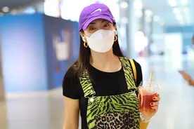 张雨绮豹纹背带裤配棒球帽，少女感十足，对镜俏皮晒手机壳图片