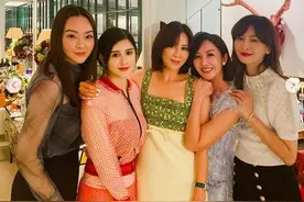 刘嘉玲真会穿，55岁还穿吊带拼接裙，虽无腰身挡不住高贵气质图片