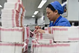 探秘印钞厂，一张纸变钞票要一个月，工人身处钱海不敢带走一分钱图片