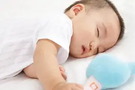 宝宝睡醒后有这3个动作，说明大脑发育得很好，宝妈该偷着乐图片