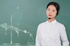老师上课使用扩音器，遭到家长反对，老师被怒斥：没有师德图片
