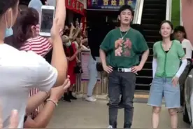 黄晓明现身广西录制节目！夏天穿增高黑靴子，真实身高引争议图片