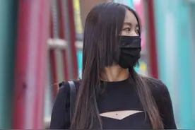 直男发问：你们女孩穿着破袜子，不怕硌着脚底板疼吗？图片