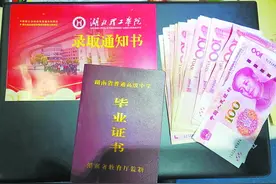 列车洗手间半个月“藏”了20多部手机，还有录取通知书和毕业证？铁警提醒：出行带好随身物品图片