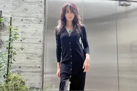 木村拓哉51岁爱妻看摄影展，穿蛇皮靴被赞性感，身姿纤细却也挺拔图片