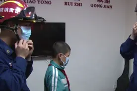 小男孩玩手铐被“擒”天水消防5分钟成功解铐图片
