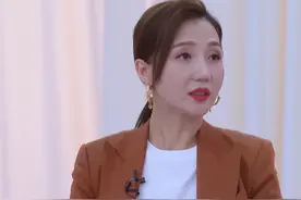 阿朵唱完，李斯丹妮表情崩了：美貌和人气都不如人的阿朵还是赢了图片