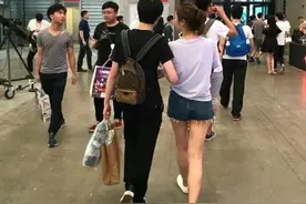 女流和YJJ恋爱经过，第一次见送书背课文，直播太吵被逐出家门图片