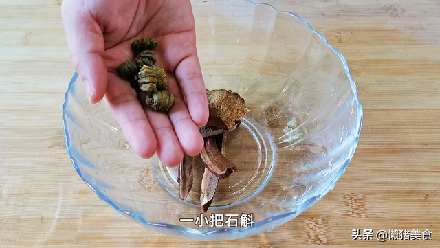 灵芝花胶石斛炖猪骨汤 2026年灵芝花胶石斛炖猪骨汤怎么做