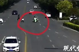 段子又成真！妈妈骑车到幼儿园，才发现后座上儿子不见了！图片
