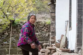 一个小山村野花遍地开，年轻人打工俩老人留守，城里人想来买房子图片