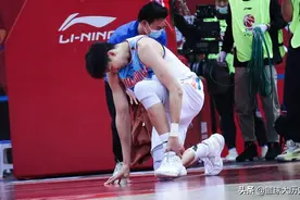 虚惊一场！周琦无对抗受伤，伤情报告出炉，新疆男篮该反思了图片