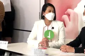 胡杏儿挺孕肚现身活动，自曝产期在三月底，被问是否封肚卖足关子图片