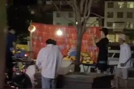 刘昊然和董子健现身街边打气球，穿搭休闲，举枪姿势标准超有范儿图片