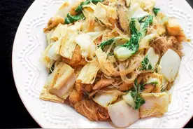 夏天养生要多吃，这道菜被称为素菜中的上品，腐竹炒油炸豆腐泡图片