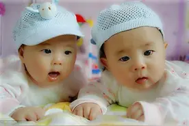 双胞胎姐妹，姐姐喝豆浆，妹妹喝牛奶，长大后的差距让宝妈不满图片