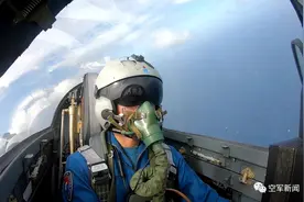 二代机反舰、空战、夜战 东部战区歼-8FR战机真少见图片