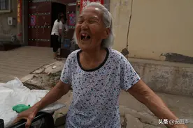 81岁奶奶凌晨两点起床打烧饼，不为挣钱只为锻炼身体图片