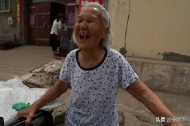 81岁奶奶凌晨两点起床打烧饼，不为挣钱只为锻炼身体图片