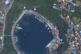 谷歌地图发现这个港口水面下有一个奇怪的东西图片