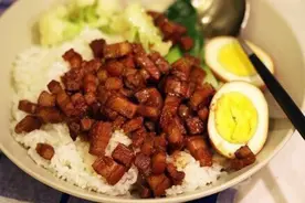 懒人新做法：卤肉拌饭图片