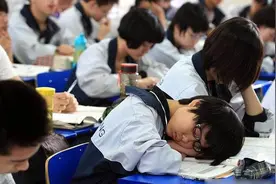 为什么有些学生上课睡觉，考试却总能拿高分？老师：答案很现实图片