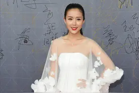 颜丹晨这裙子一般人驾驭不了，穿着显胖显腿短，可她穿着就挺美的图片