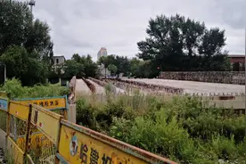 连通哈西至学府路的南开街跨何家沟大桥，受阻棚户区私建滥建图片