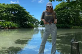 周扬青不仅脸像外国人，还有卡戴珊同款胯？穿牛仔裤太显眼图片