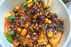 久闻大名的“重庆扁担哥”！摊摊凉粉、酸辣粉、豆腐脑，味道安逸图片