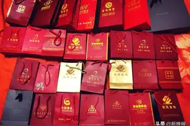 宝宝办完满月酒,家里可以开店了!饰品、尿不湿堆成山...图片