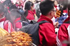 贵州大哥卖鸡屁股，干半年歇半年，三天就回本，专挣小孩钱图片