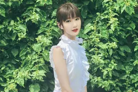 毛晓彤又晒清新美照，一袭白裙置身于绿意中，甜美灵动温婉可人图片