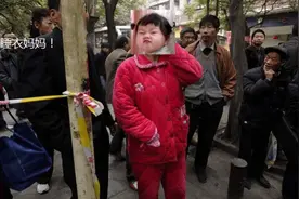 中国接娃像“睡衣大会”，日本妈妈像选美，孩子长大“差距”明显图片