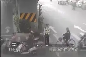 他是唯一一个穿布鞋上岗的交警图片