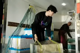 你见过深夜的海鲜批发市场吗？记者体验：鱼肥蟹鲜，海鲜乱跳！还蹭到了扇贝夜宵图片