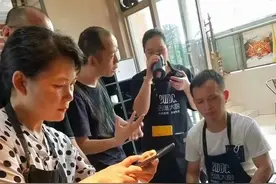 纸上烤鱼新鲜出炉图片