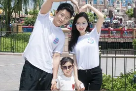 李小璐贾乃亮最后一次同台曝光！唱情歌露不和迹象，手都不给牵图片