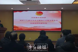 背后的故事！洛阳援鄂“最美女护士”满头青丝是他剃的图片