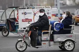 即日起，电动三、四轮车实施新规，统一设定过渡期，不得新增车辆图片