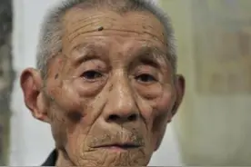 90岁的老爷子给自己穿上尿不湿，是自己对人生一段生活的尊重！图片