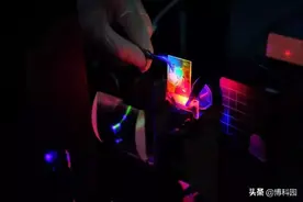 在镜子之间光子系统中反弹的一滴油，，就揭示了物理学的相变图片