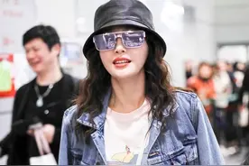 秦岚穿披牛仔外套走路“雄赳赳”的，这包真不是有钱就能买得到！图片