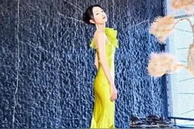 周冬雨近照瘦成纸片人，礼服像裹层布暴露身材缺陷，网友评太尴尬图片