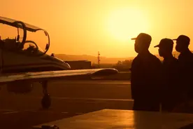 我，是海军航空机务兵图片