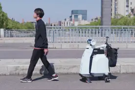 高中Up主200天肝出偷懒机器人！可拎包，全场景跟随，播放破百万图片