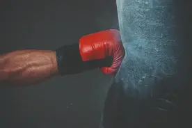 当别人拿刀砍你时，你能砍回去吗？正当防卫的界限如何认定？图片