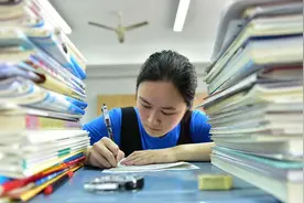 现在大部分老师都是庸师，只会让学生刷题。老师：有本事你来图片